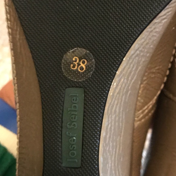 Josef Seibel taupe patent wedge heel pump, size 38 - Picture 6 of 8